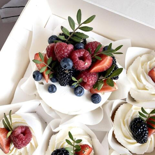 Бенто торт и 5 капкейков «Ягодный микс»