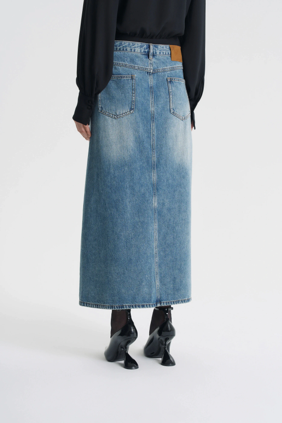 Джинсовая юбка с разрезом