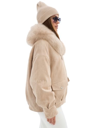 Утепленная замшевая куртка бежевого цвета