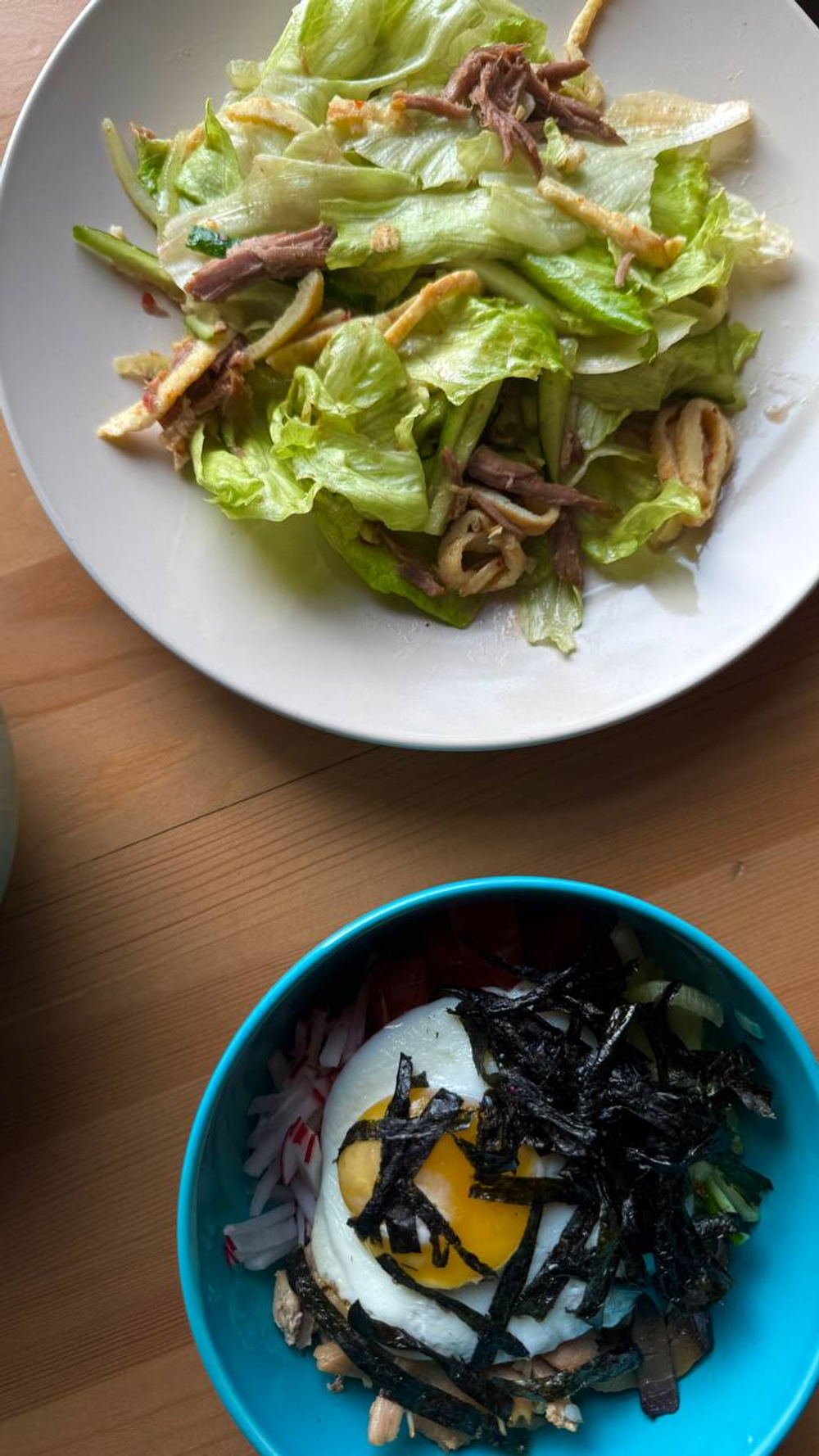 Салат со свининой и омлетом