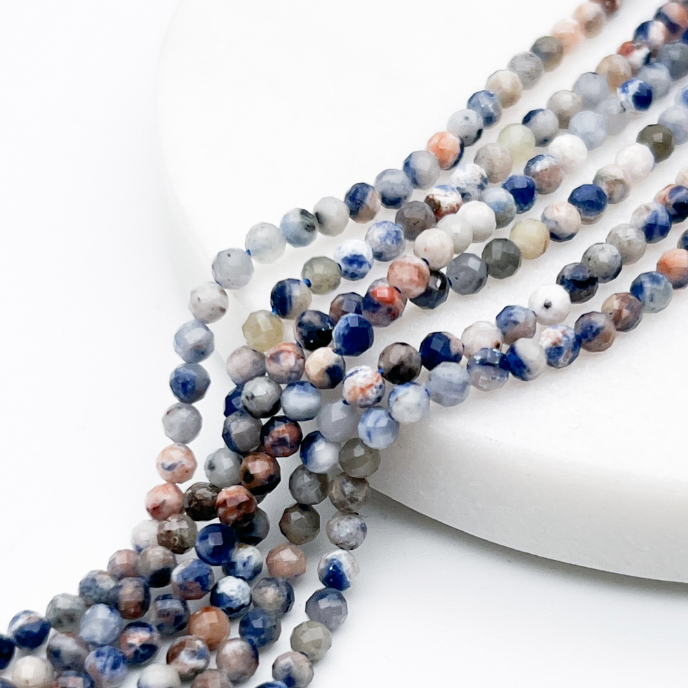 Содалит граненый бусины, диаметр около 3,2 мм, цена за нить 38 см