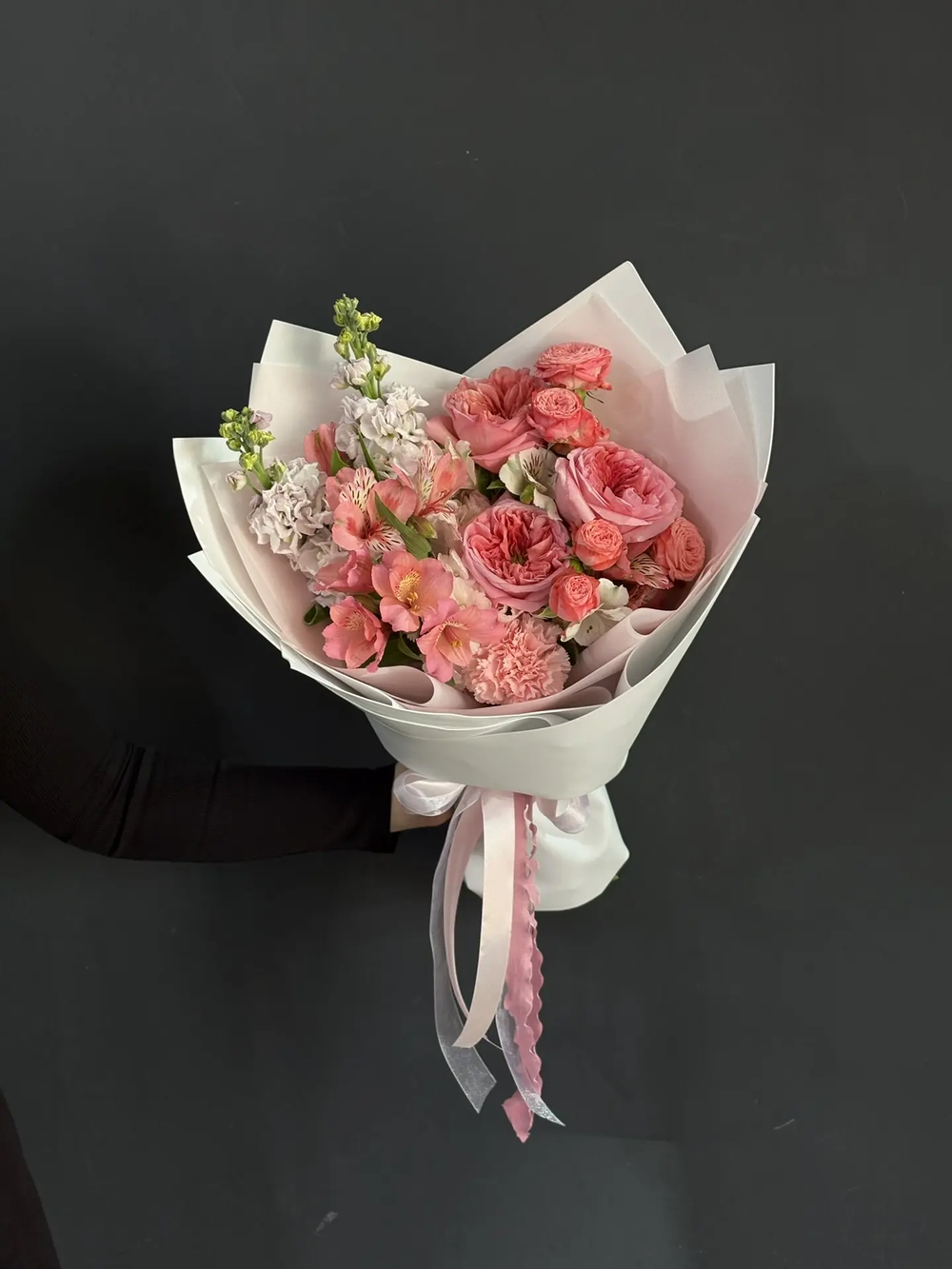 Сборный букет с пионовидными розами