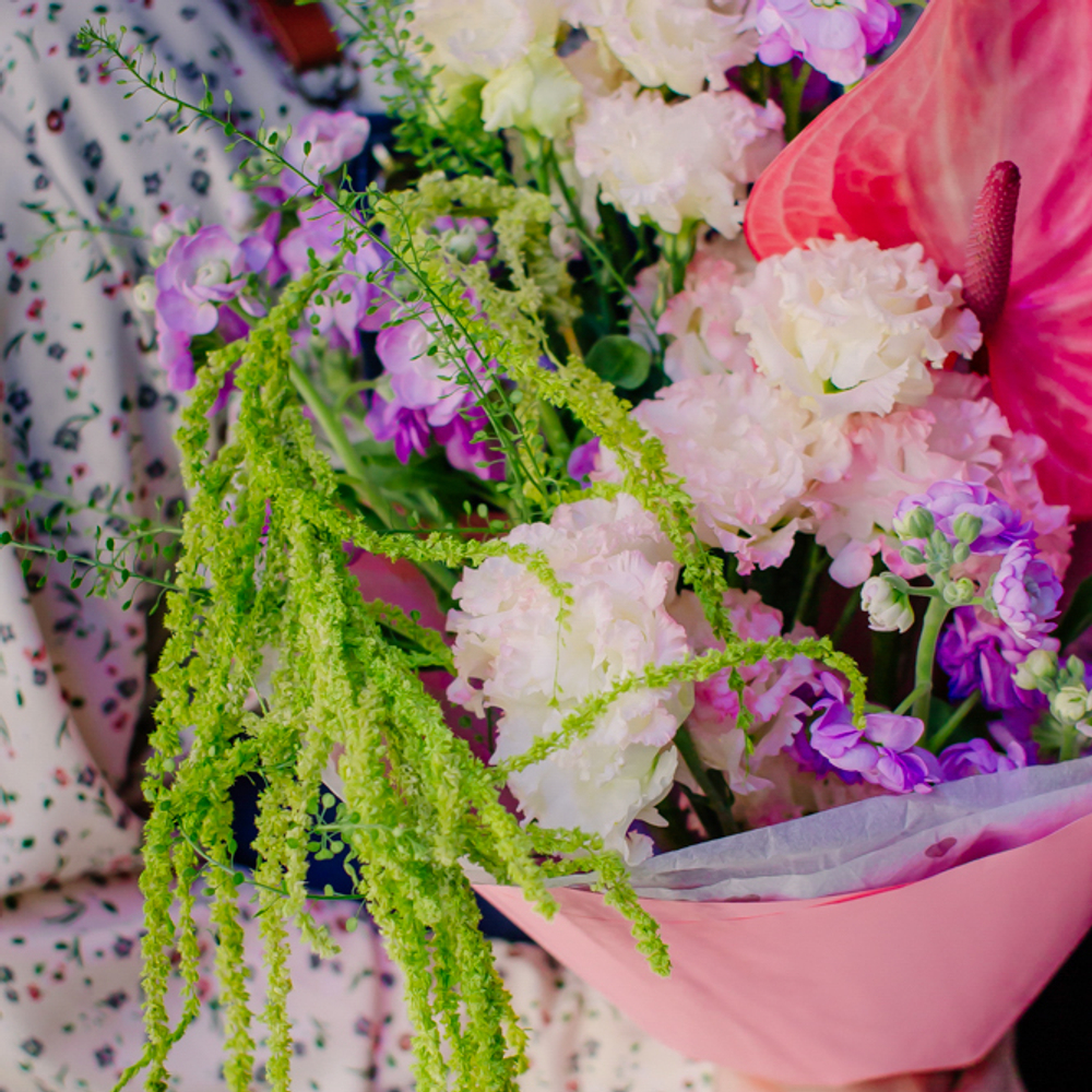 30. Необычный букет с антуриумом и амарантом