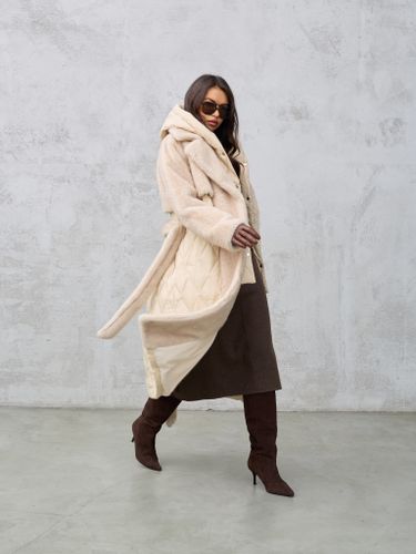 Бежевый комбинированный пуховик с капюшоном и поясом