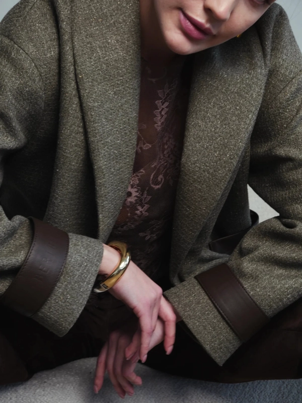 Пальто-пиджак с кожаными вставками.