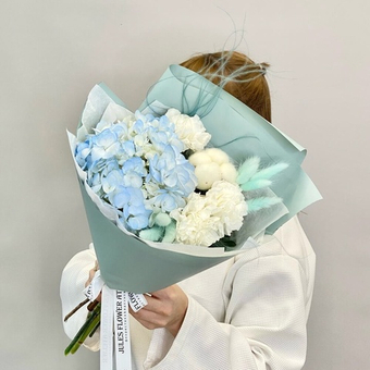 «Небесный вояж» Букет с гортензией, белыми диантусами и сухоцветами