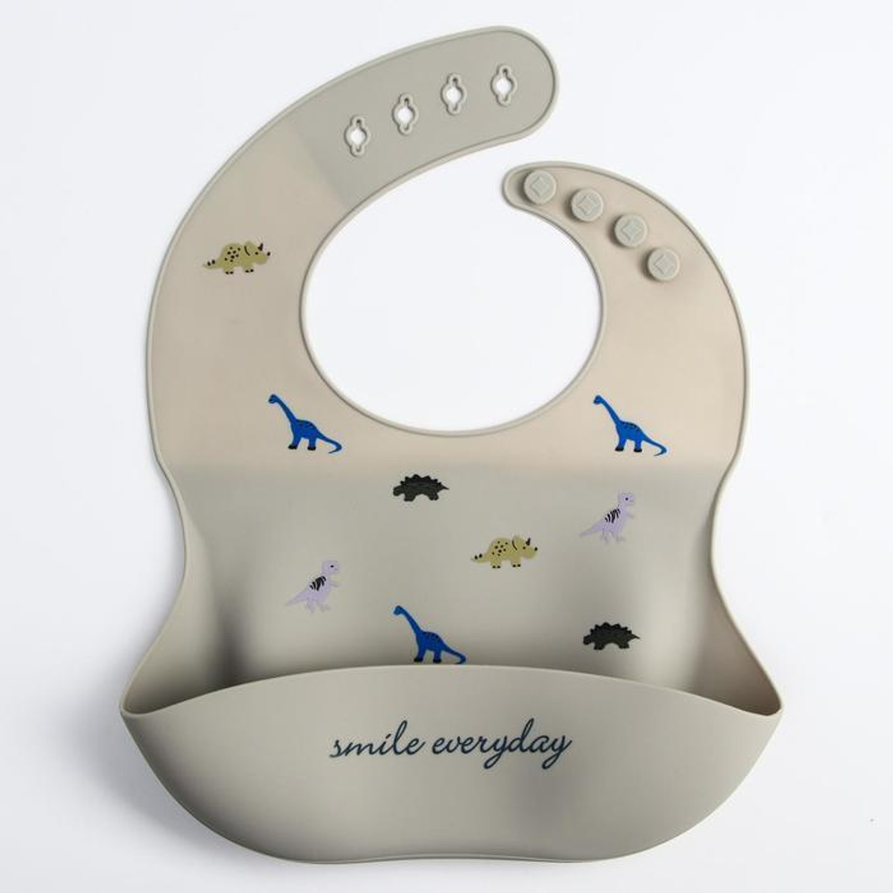 5385575 Нагрудник силиконовый, на кнопках, с карманом «Динозаврики», цвет серый