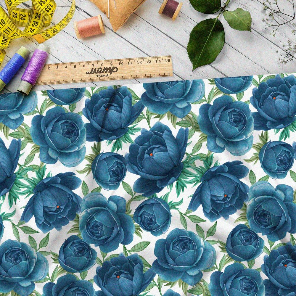 Ткань флис тёмно-голубые розы на белом фоне