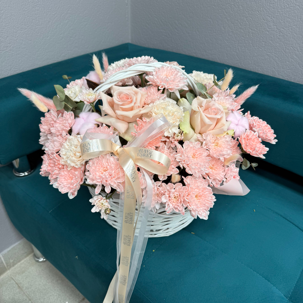 Корзина из кустовых хризантем, французских роз и сухоцветов