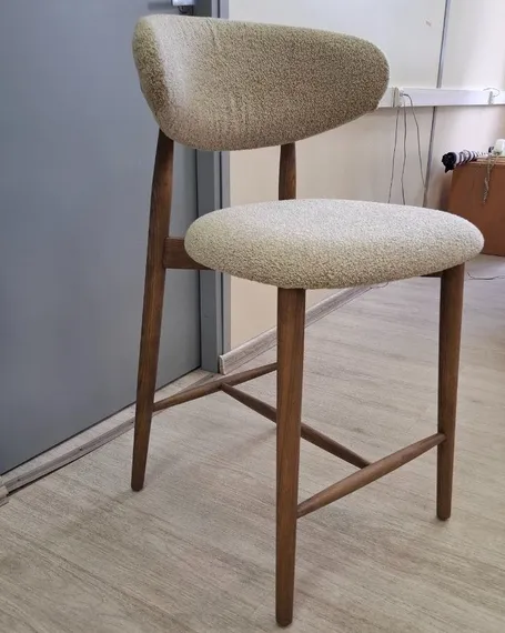 Полубарный стул Holmes, 65 см, бежевый, ножки орех