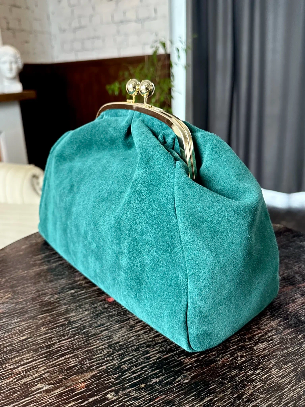 Женская сумка-саквояж с фермуаром из натуральной замши бирюзового цвета