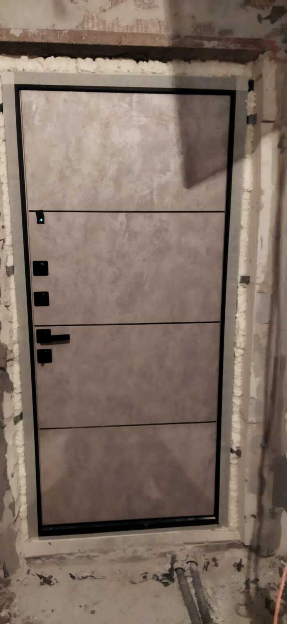 Дверь входная Лабиринт VERSAL  25 Бетон светлый (черная вставка) металлическая