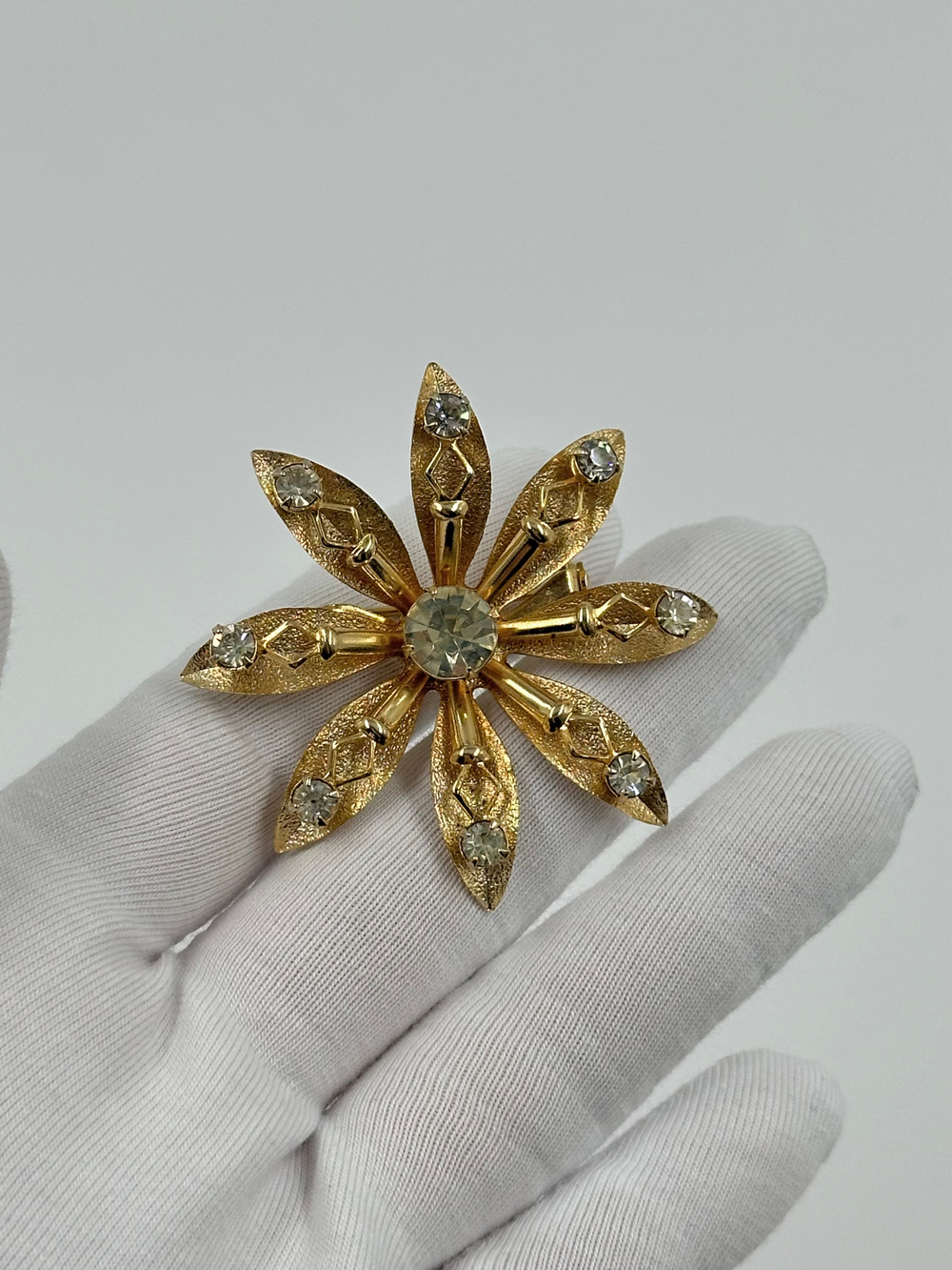 Брошь Цветок с кристаллами