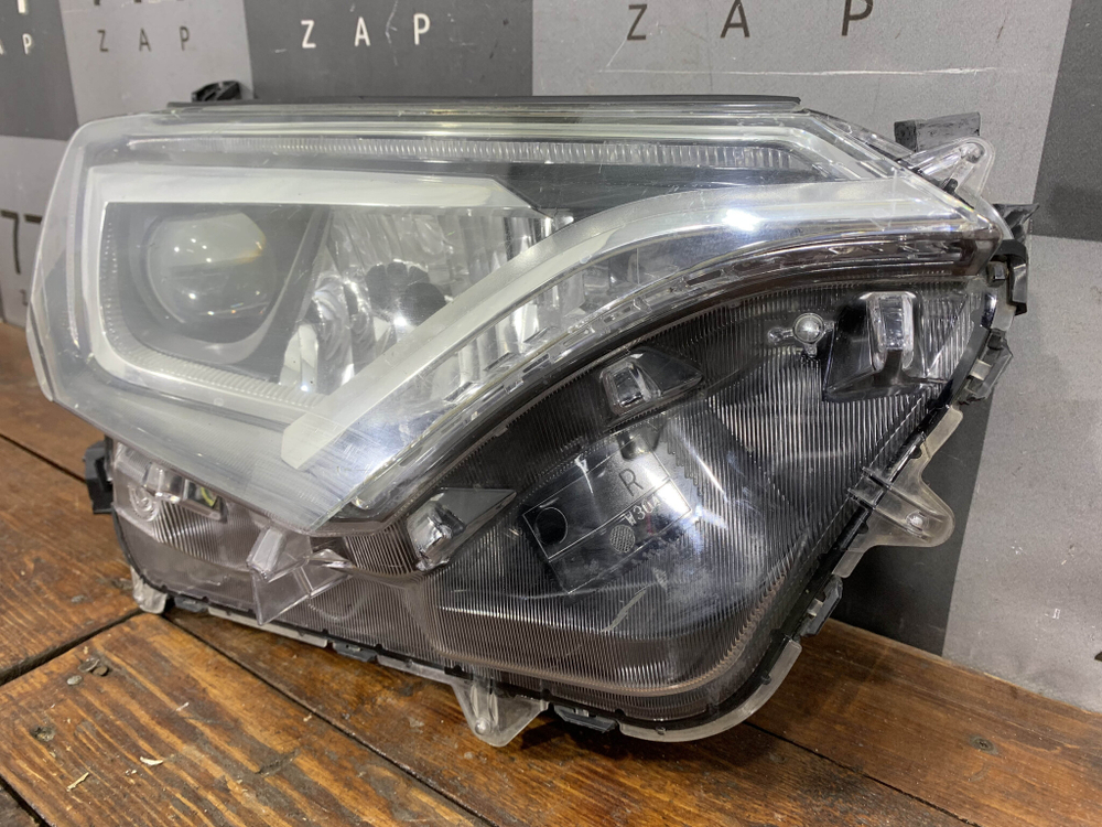 Фара правая LED Toyota RAV4 IV (XA40) 15-19 Б/У Оригинал 8114542680