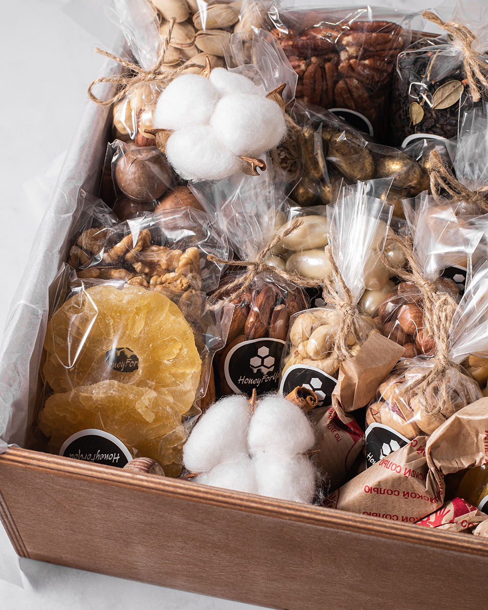 Подарочный деревянный ящик с орехами и сухофруктами