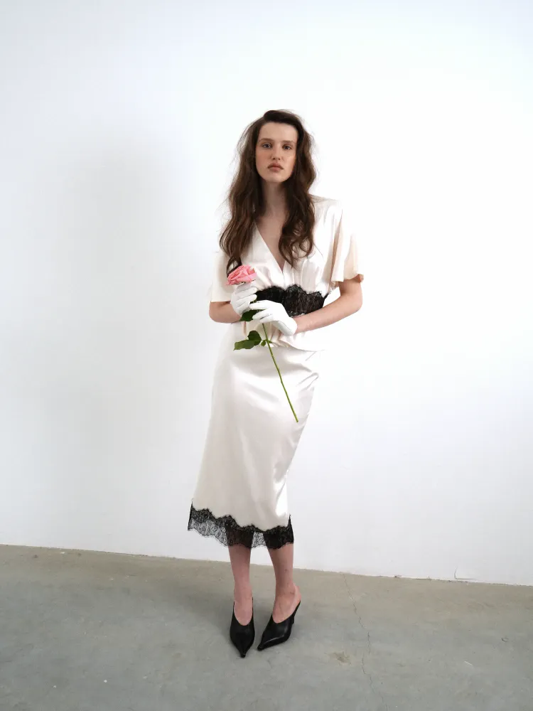 Мюриел миди (Muriel midi), юбка миди из молочного атласа с отделкой черным кружевом