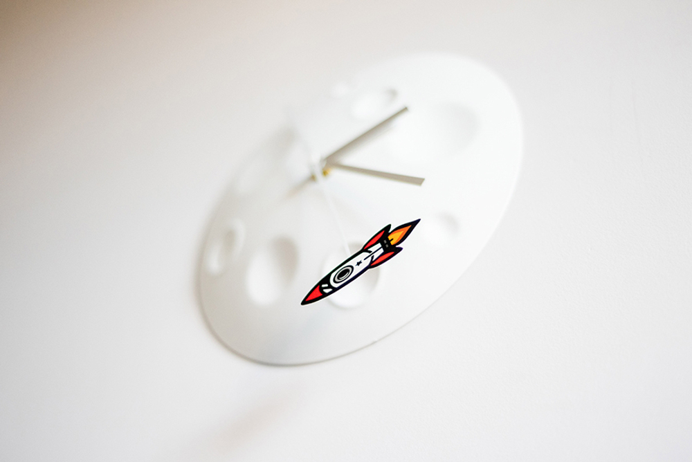 Часы Rocket Moon