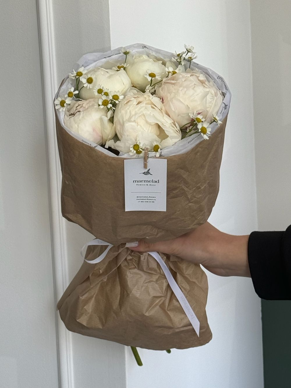 Авторский букет из пионов и ромашки