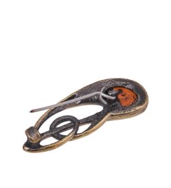 AM-4220 Брошь «Нотка Ветра» (латунь, янтарь)