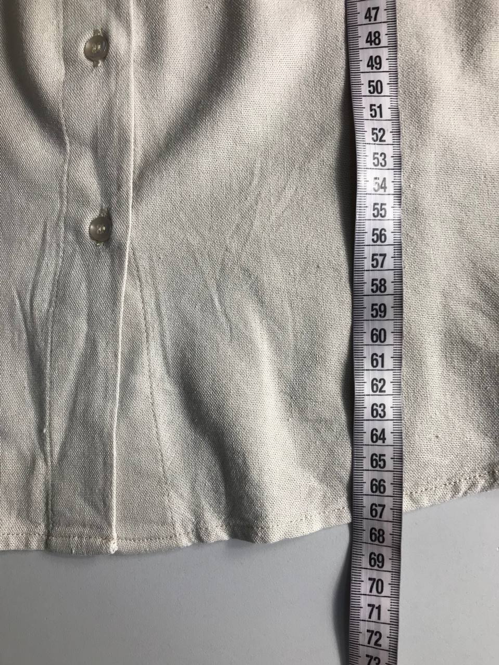 Рубашка светлого оттенка, визуально на 52 размер