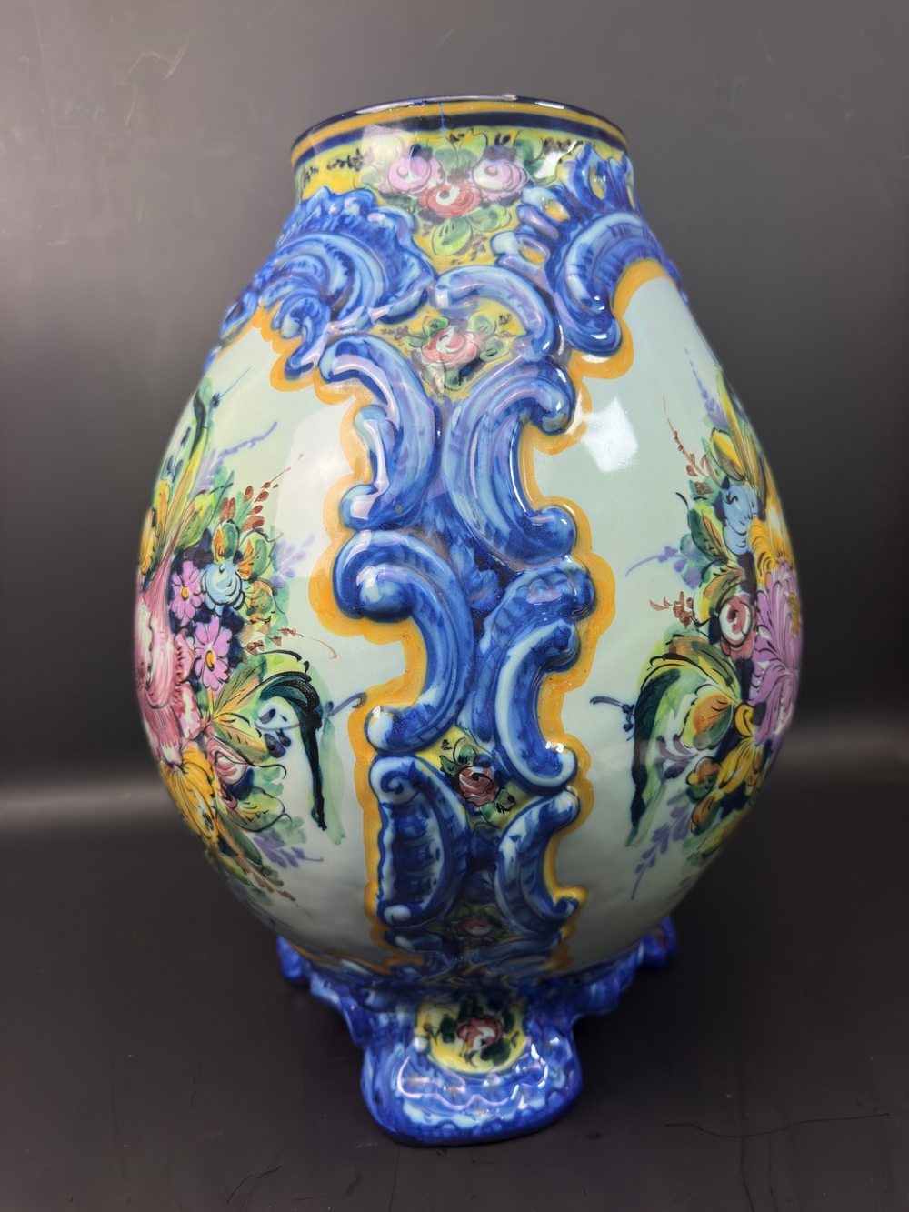 Декоративная ваза с изображением цветов