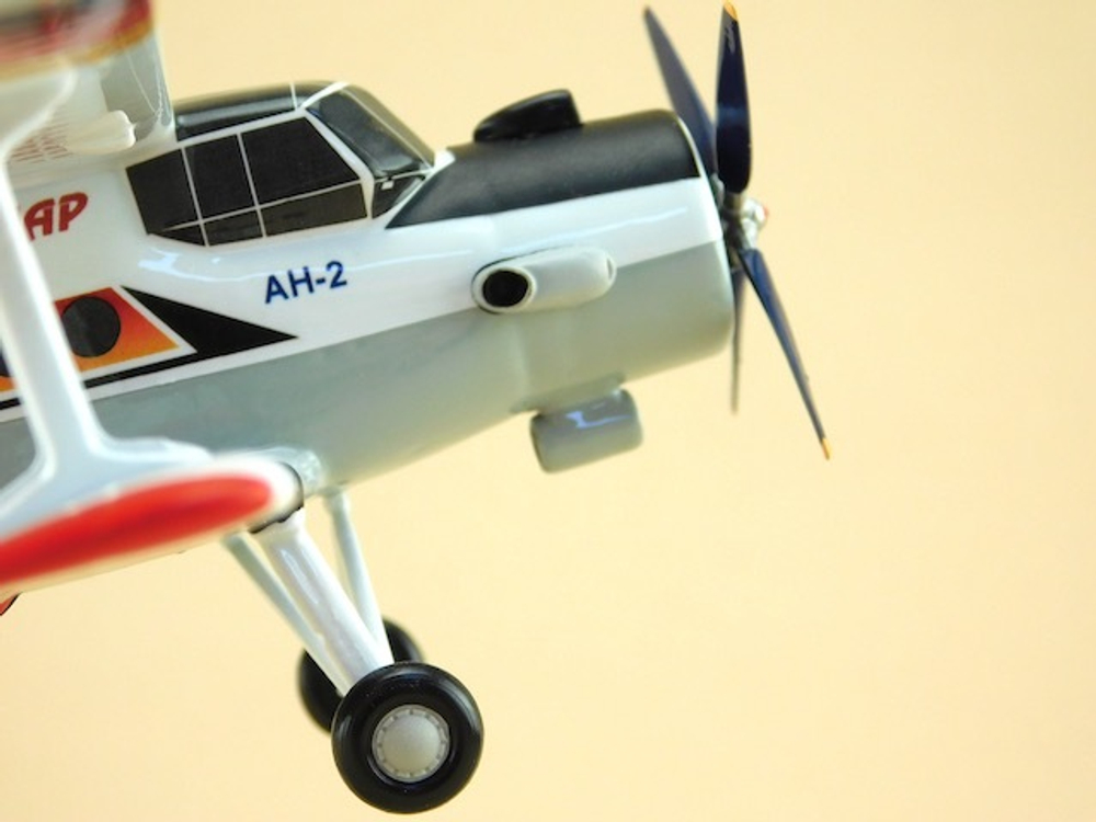 Модель самолета Ан-2 (М1:72, Нарьян-Марский объединенный авиаотряд)
