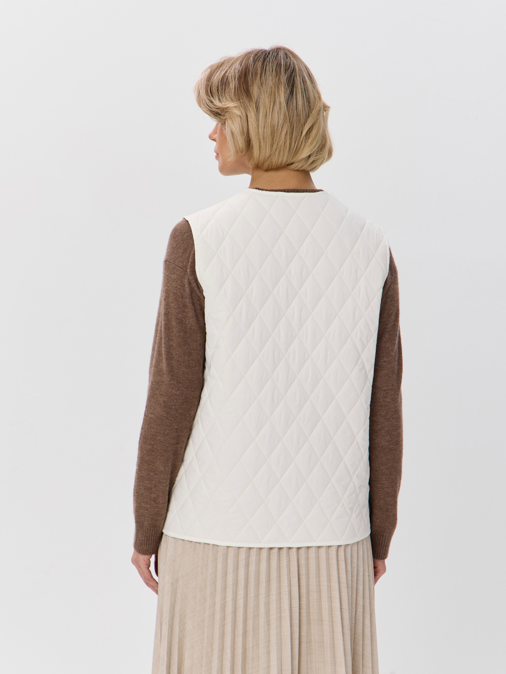 Легкий стеганый жилет с накладными карманами