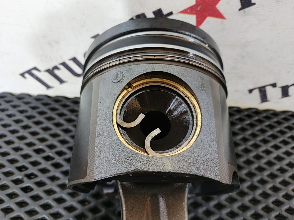 Поршень с шатуном