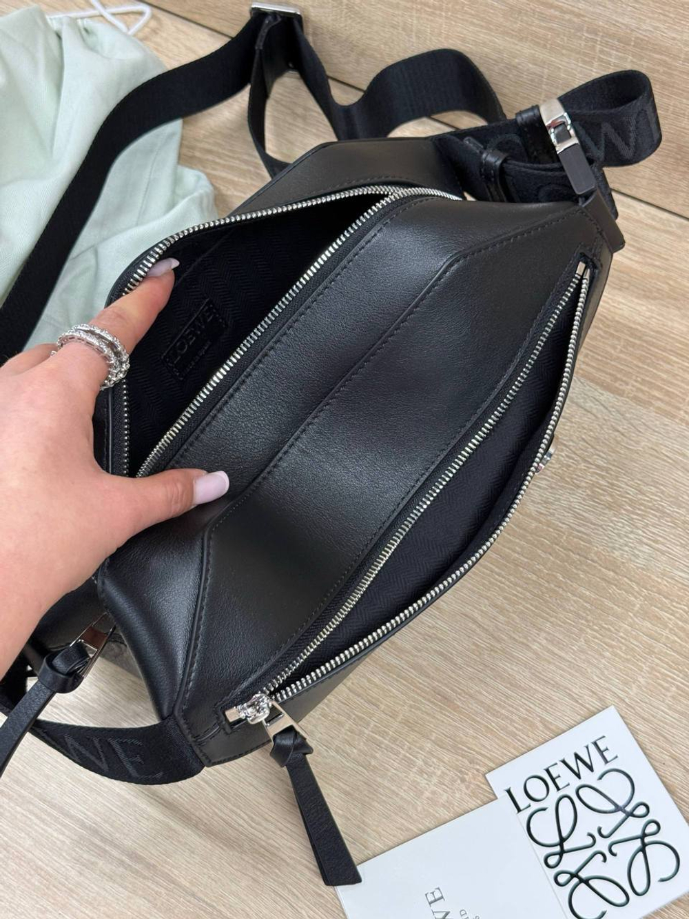 Сумка-слинг Loewe