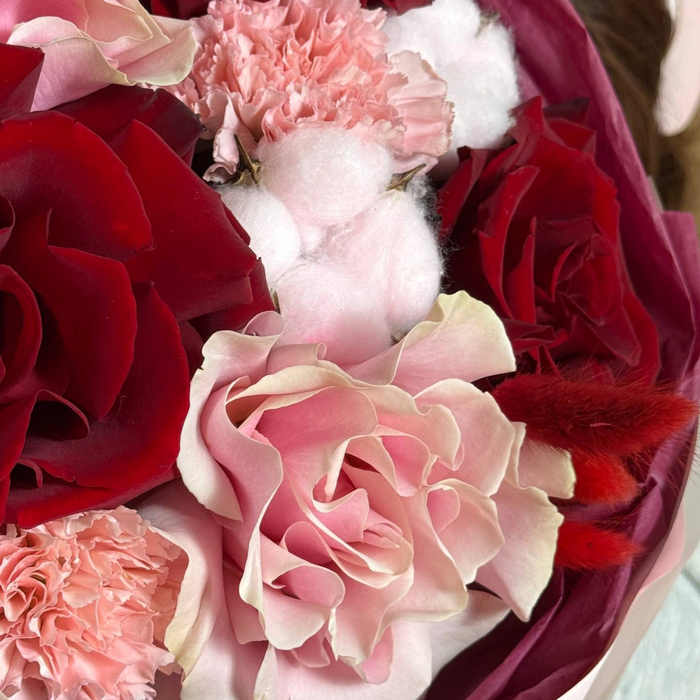 Букет: «Нежная страсть» розы, диантусы, хлопок