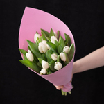 Букет из 15 белых тюльпанов в розовом оформлении