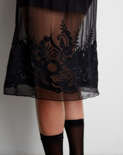 Юбка из шелка с вышивкой черный