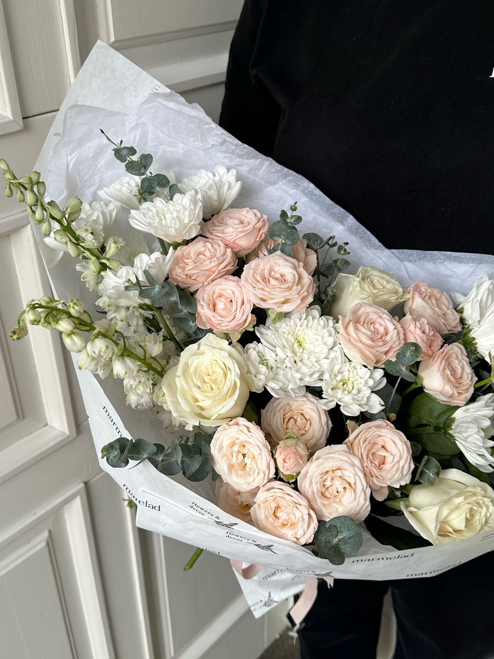 Букет сборный с кустовыми пионовидными розами,эвкалиптом и дельфиниумом