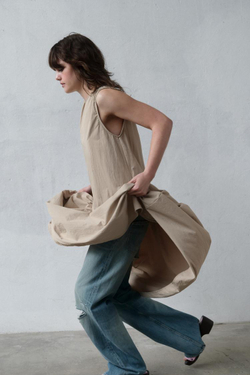 ZARA ОБЪЕМНОЕ НЕЙЛОНОВОЕ ПЛАТЬЕ, КАМЕННО-СЕРЫЙ