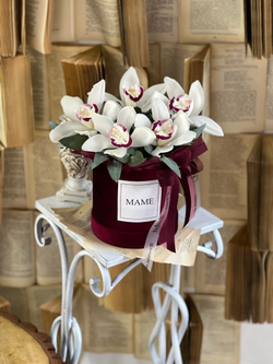 Орхидея Цимбидиум и эвкалипт в роскошной бархатной шляпной коробке