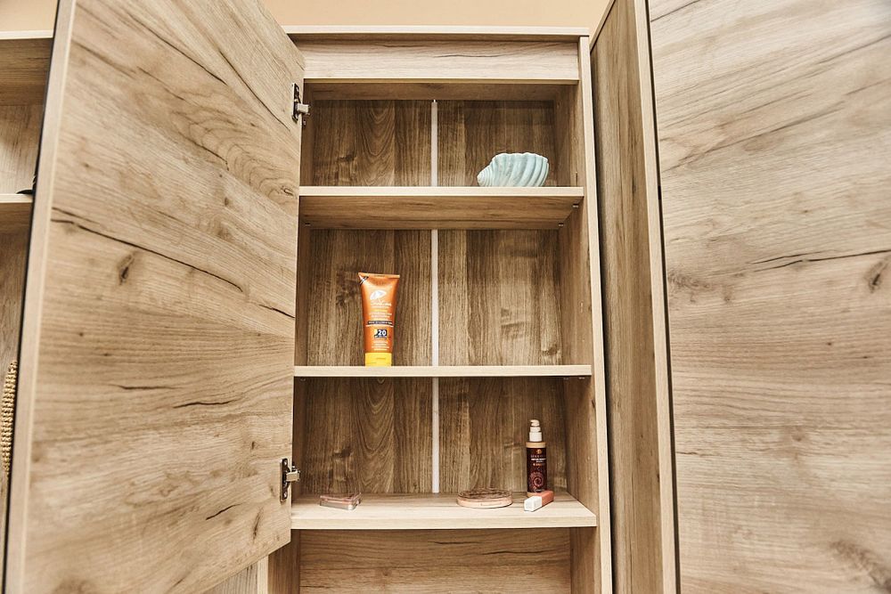 Дакота Тумба с зеркалом