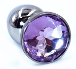 Серебристая анальная пробка с фиолетовым стразом - 7 см. (Цвет: фиолетовый)