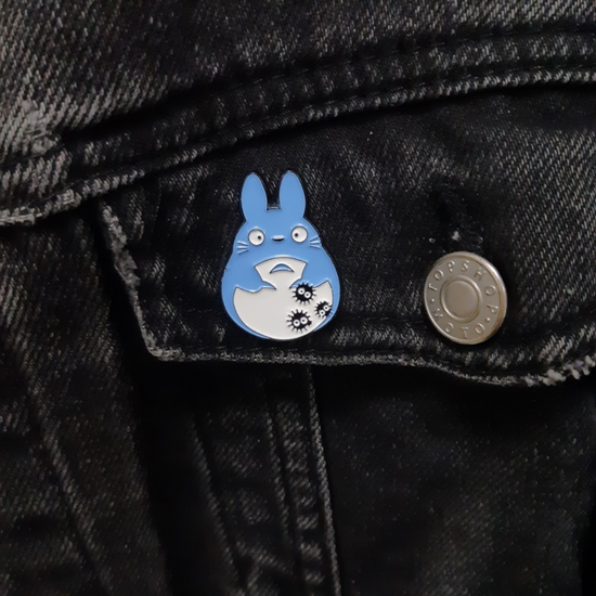 Значок металлический Тоторо и черные Чернушки