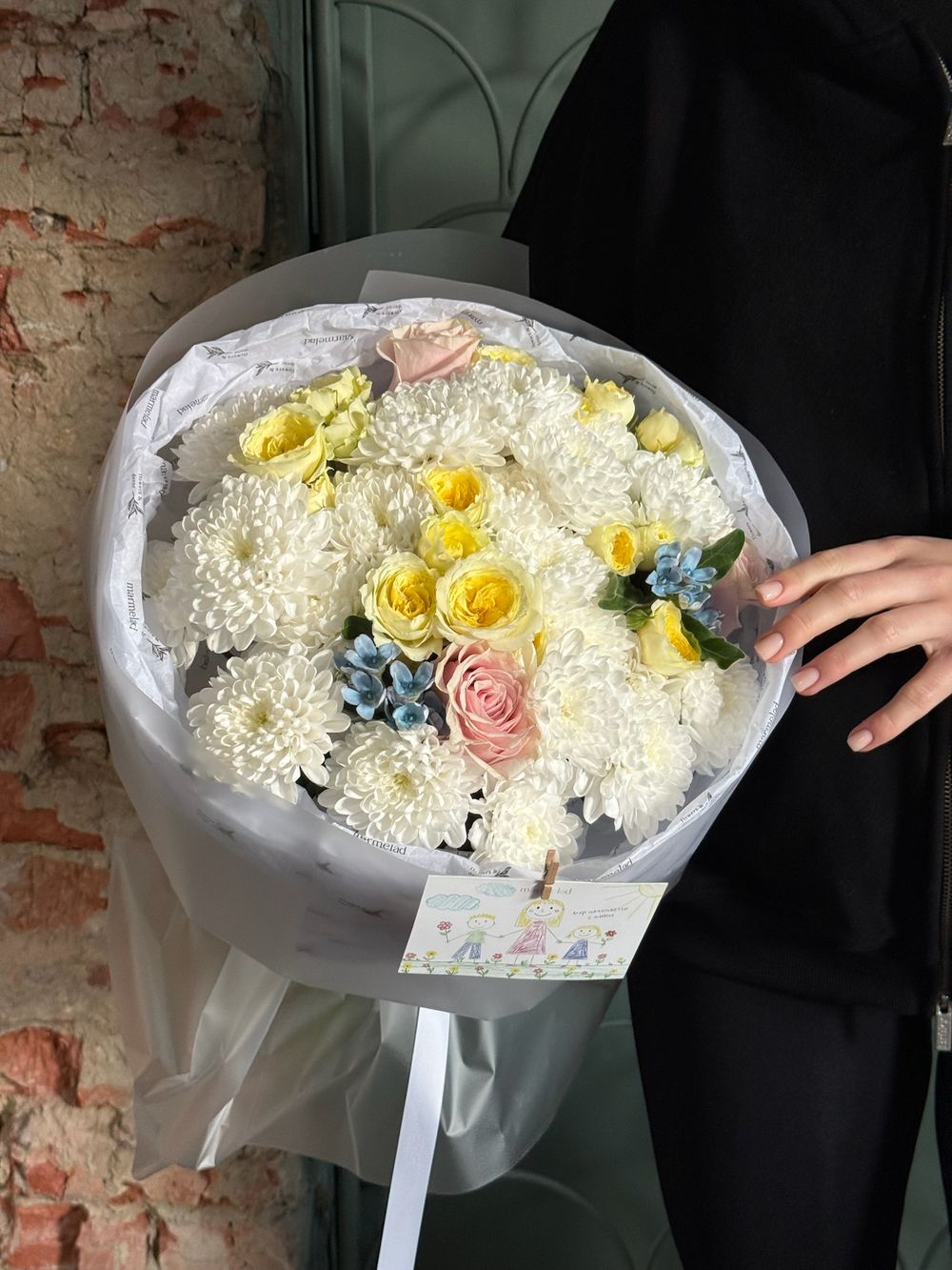 Букет из кустовых пионовидных роз, одноголовой розы, оксипеталума и хризантемы