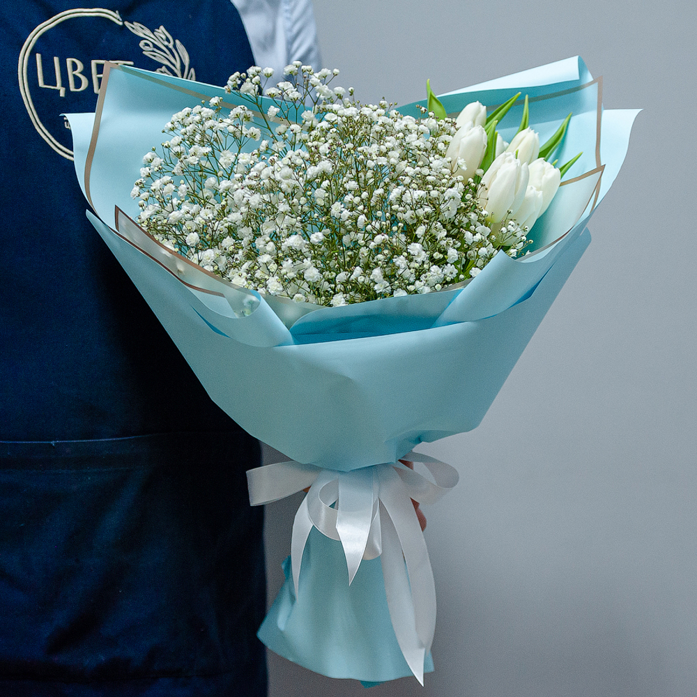 Букет с гипсофилой и тюльпанами в голубом оформлении