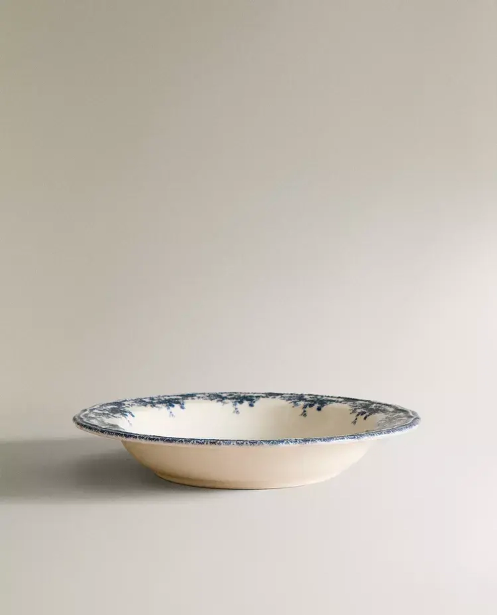 ZARA HOME ГЛУБОКАЯ ТАРЕЛКА ИЗ ФАЯНСА С ЦВЕТОЧНЫМ УЗОРОМ, СИНИЙ