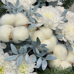 «Снежный пух» букет из ели (нобилиса) хризантемы и хлопка