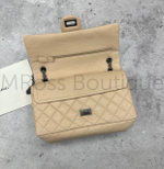 Бежевая сумка Chanel 2.55