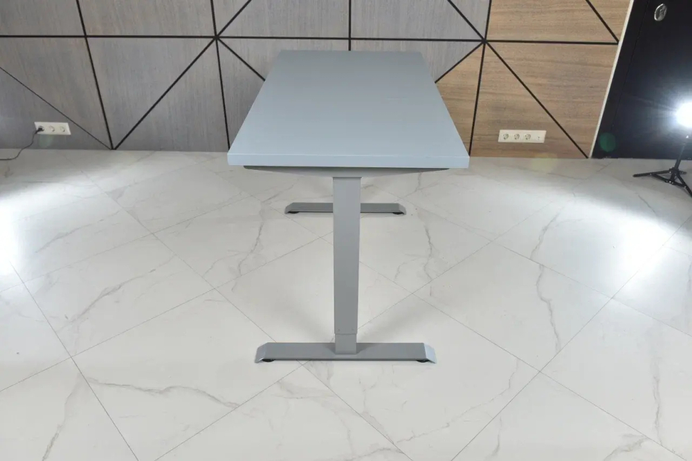 Регулируемый компьютерный стол Bazalt с регулировкой по высоте — столешница МДФ Серый