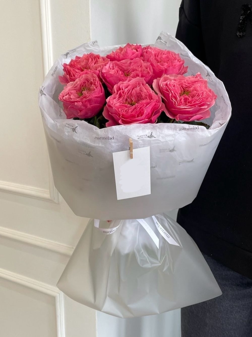 Авторский букет моно из розы яркого оттенка