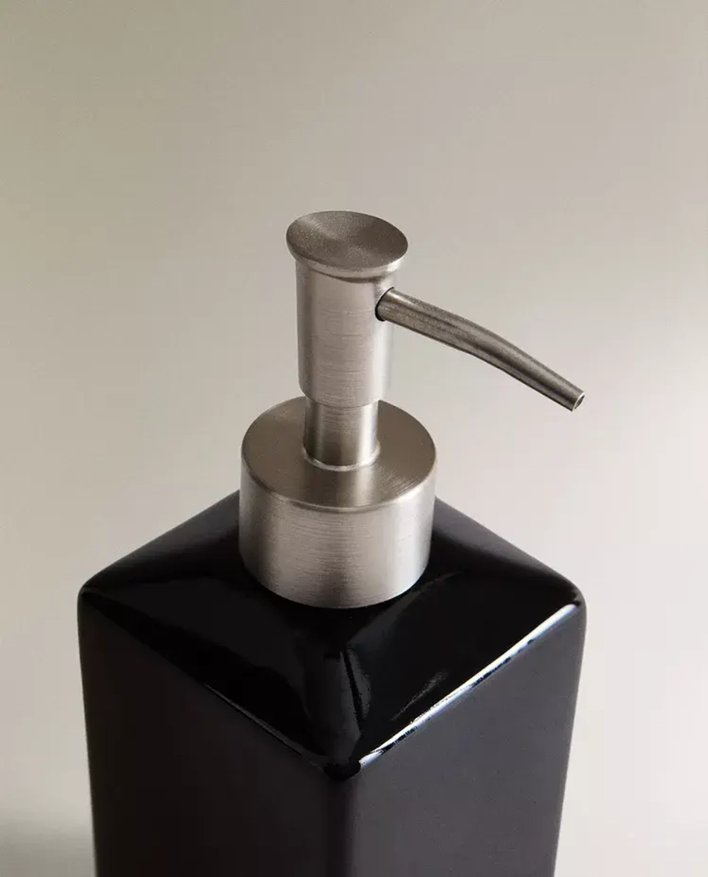 ZARA HOME БЛЕСТЯЩИЙ ДОЗАТОР ДЛЯ МЫЛА ИЗ ФАЯНСА, ЧЕРНЫЙ