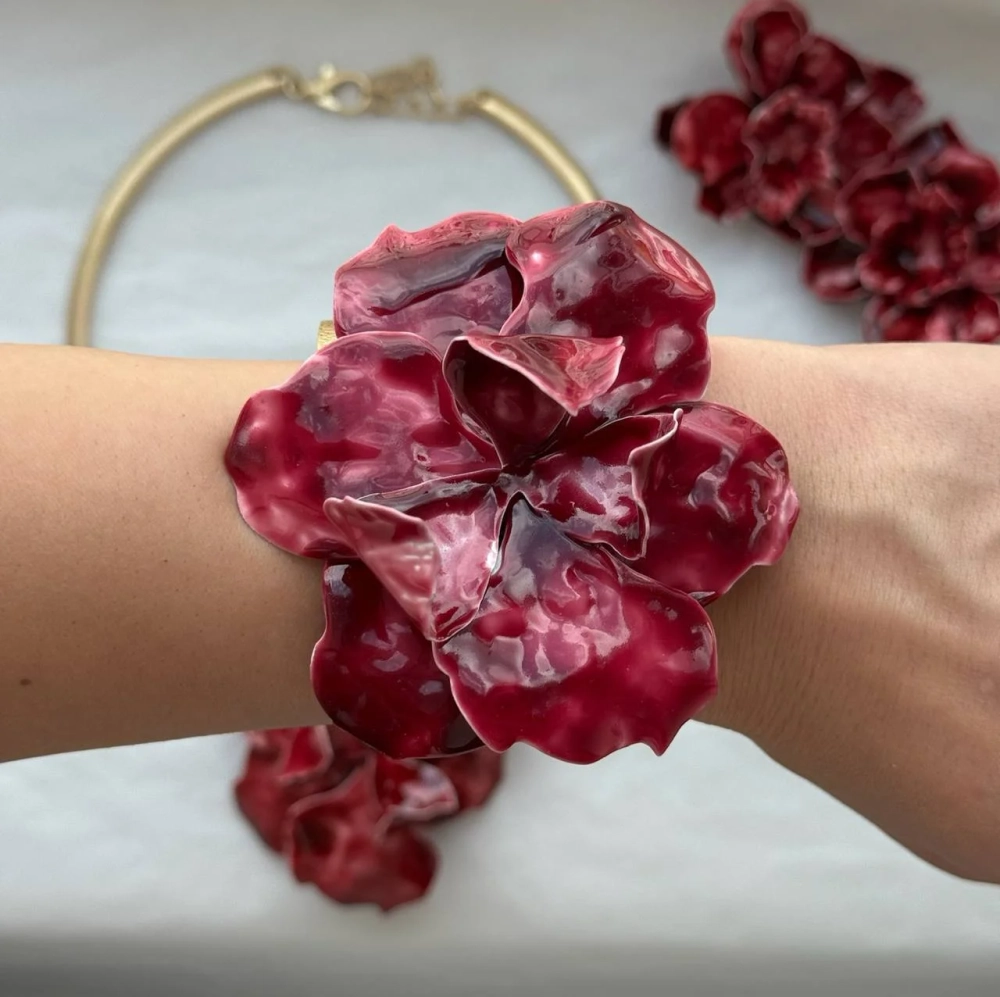 Браслет под золото с красным цветком