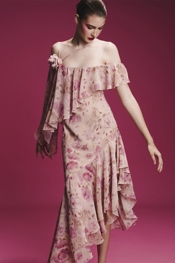 Асимметричное платье миди из шифона с принтом и воланами