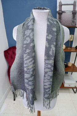 Шарф с анималистичным принтом