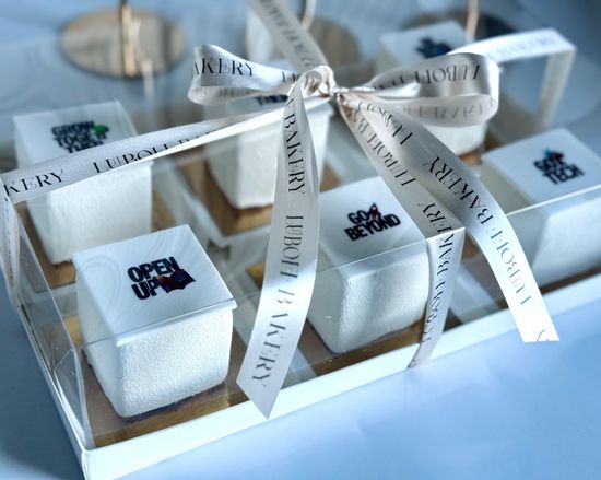 Пирожные с логотипом компании/коробочка на 6 шт